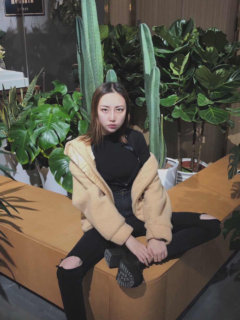 「American Apparelのアイテム（トップス、ブラック系）」を使った、HwangJeongHeeさん（レディース・168cm）の冬コーディネートの1枚目の写真