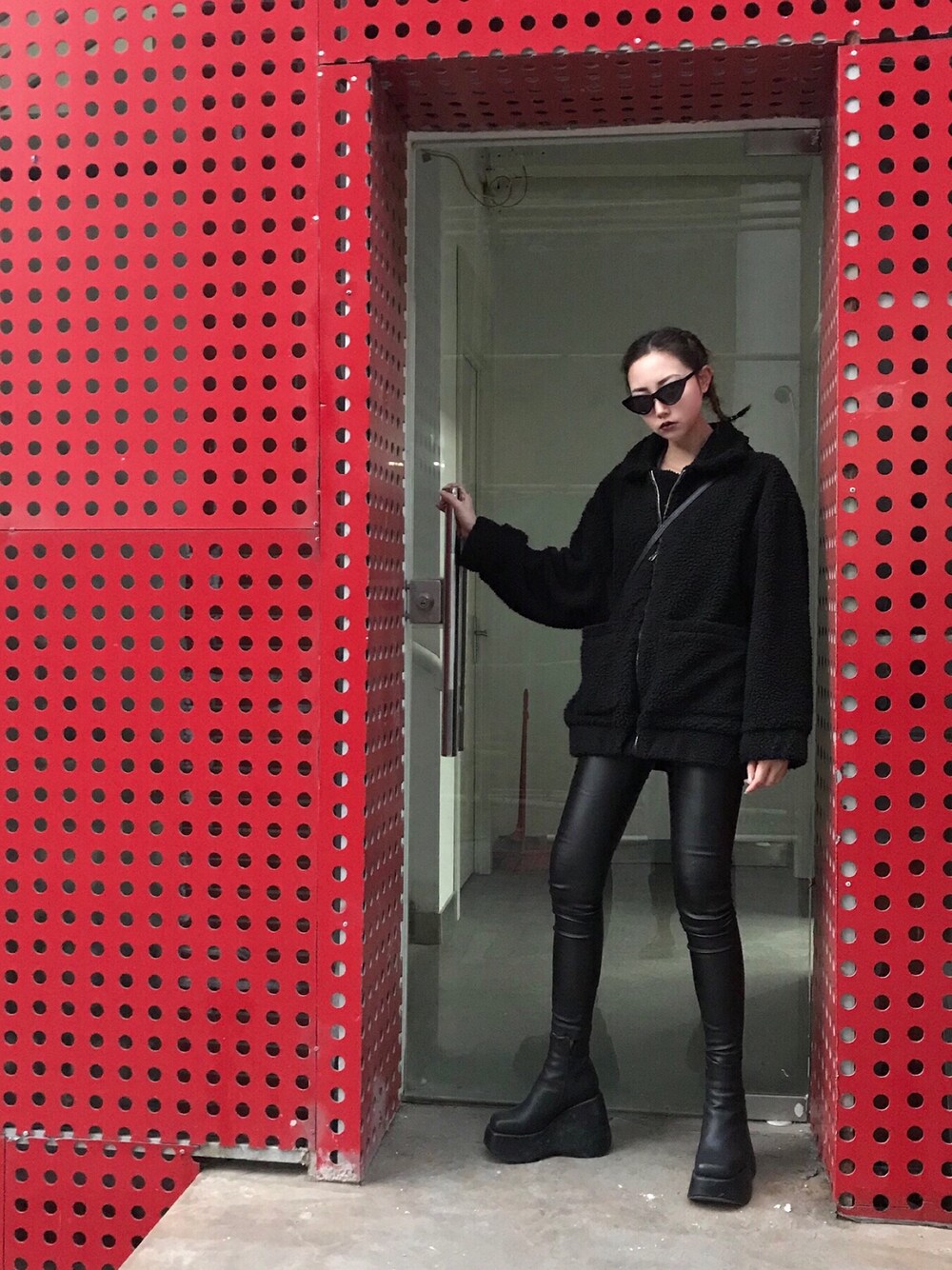 「Japan」｜「UNIFのアイテム（その他アウター、ブラック系）」を使った、HwangJeongHeeさん（レディース・168cm）の冬コーディネートの1枚目の写真