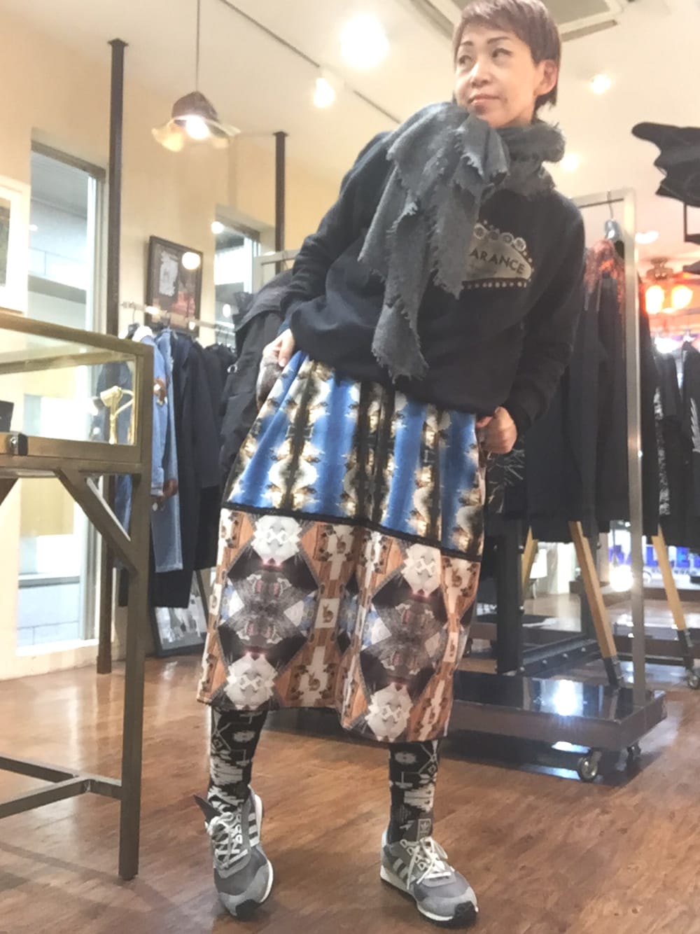 「RINGselectshop、EACH × OTHER、オトナカジュアル」｜「janecarrのアイテム（ストール/ショール、グレー系）」を使った、MizueTakahashiさん（レディース・165cm）の冬コーディネートの1枚目の写真