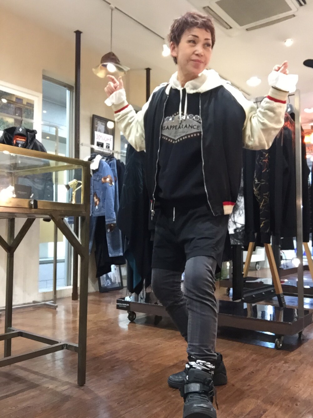 「RINGselectshop、MARCELO BURLON、EACH × OTHER、SALE、オトナカジュアル」｜「EACH×OTHERのアイテム（スウェット、ブラック系）」を使った、MizueTakahashiさん（レディース・165cm）の冬コーディネートの1枚目の写真