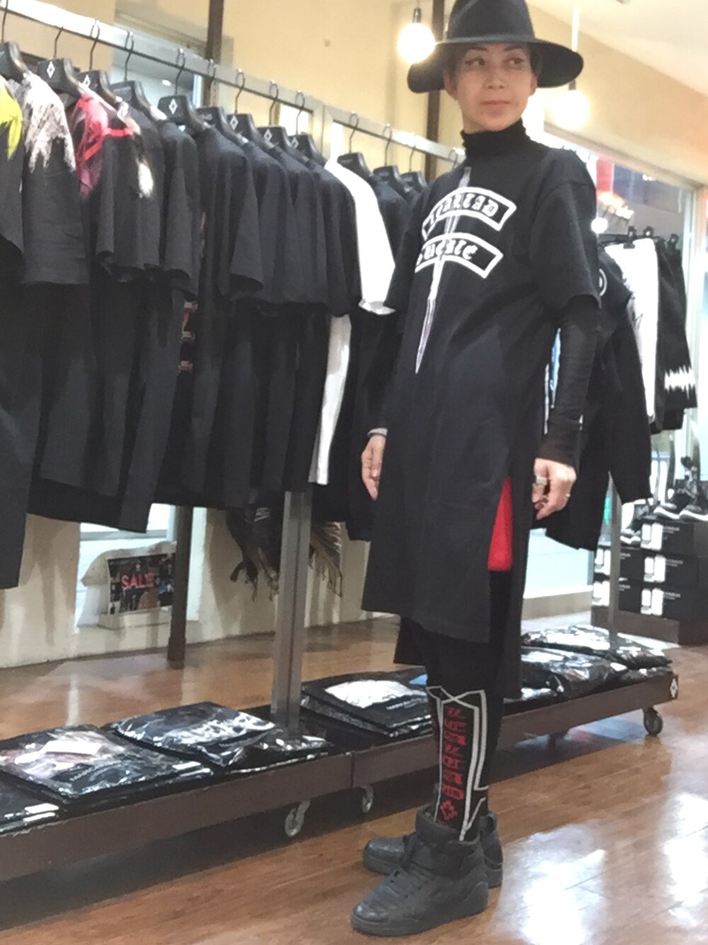 「RINGselectshop、MARCELO BURLON、SENDAI、黒、モードストリート、かっこいい、ハイソックス」｜「MARCELO BURLONのアイテム（Tシャツ/カットソー、ブラック系）」を使った、MizueTakahashiさん（レディース・165cm）の冬コーディネートの1枚目の写真