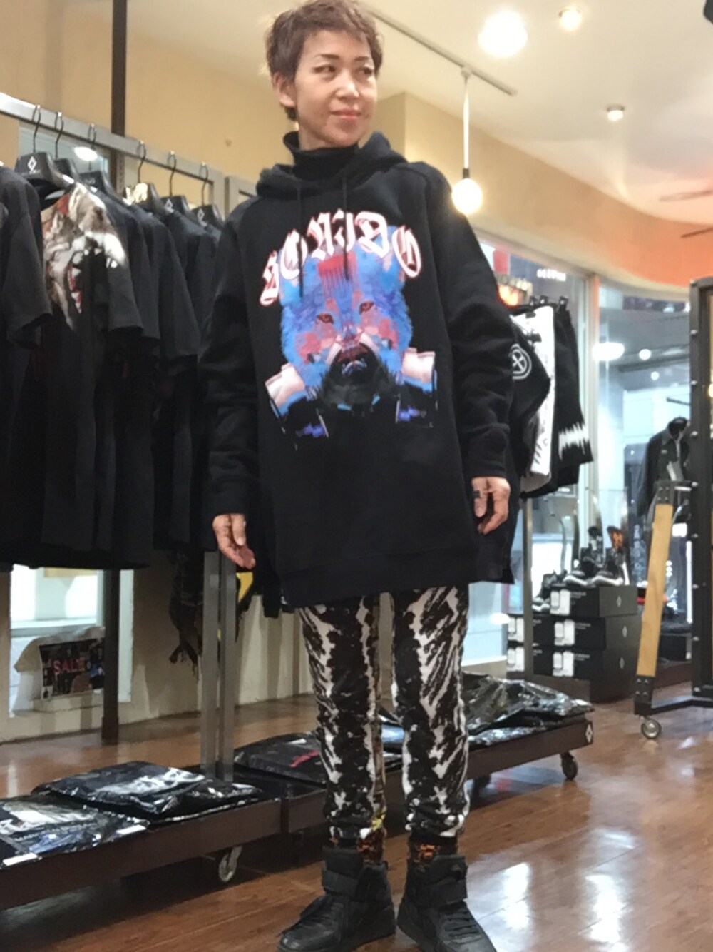 「RINGselectshop、MARCELO BURLON、オトナカジュアル、かっこいい」｜「MARCELO BURLONのアイテム（パーカー、ブラック系）」を使った、MizueTakahashiさん（レディース・165cm）の冬コーディネートの1枚目の写真