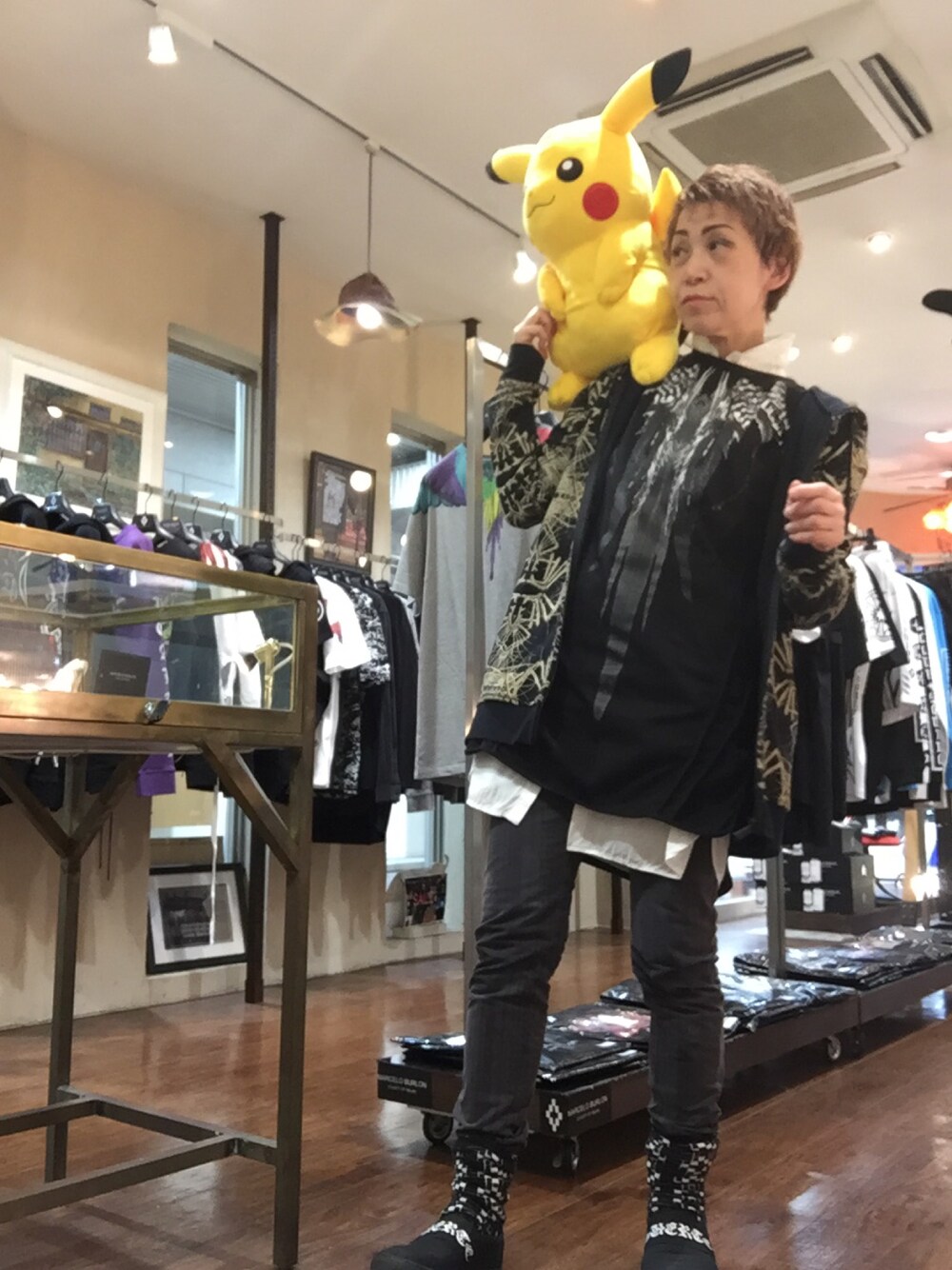 「カジュアルコーデ、RINGselectshop、MARCELO BURLON、ピカチュウ」｜「ピカチュウのアイテム（雑貨/ホビー、イエロー系）」を使った、MizueTakahashiさん（レディース・165cm）の春コーディネートの1枚目の写真
