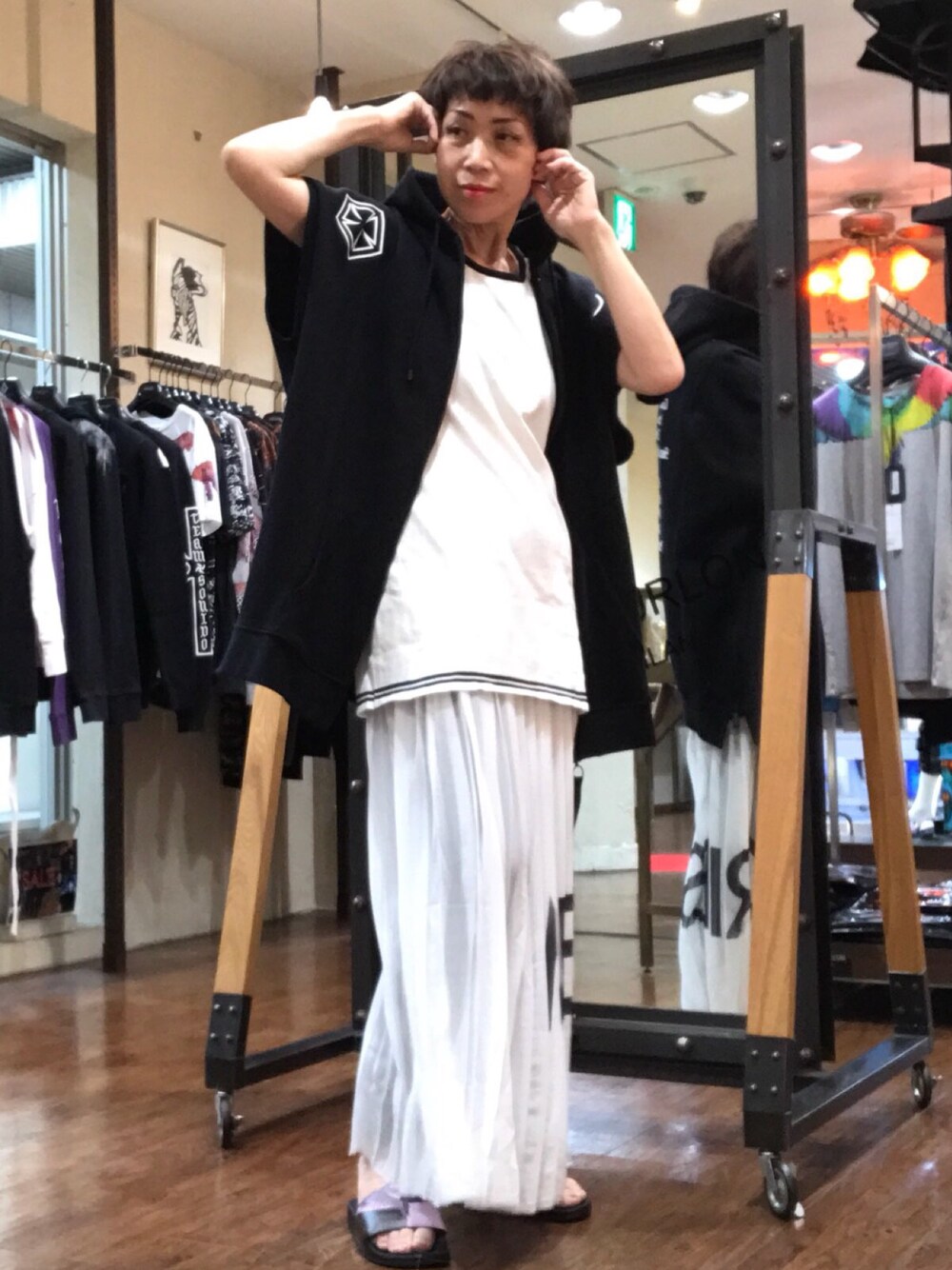 「RINGselectshop、eachxother、MARCELO BURLON、マルセロバーロン、マルセロブロン、シンプルコーデ、はるコーデ、ブラック」｜「EACH×OTHERのアイテム（ワンピース、ホワイト系）」を使った、MizueTakahashiさん（レディース・165cm）の春コーディネートの1枚目の写真