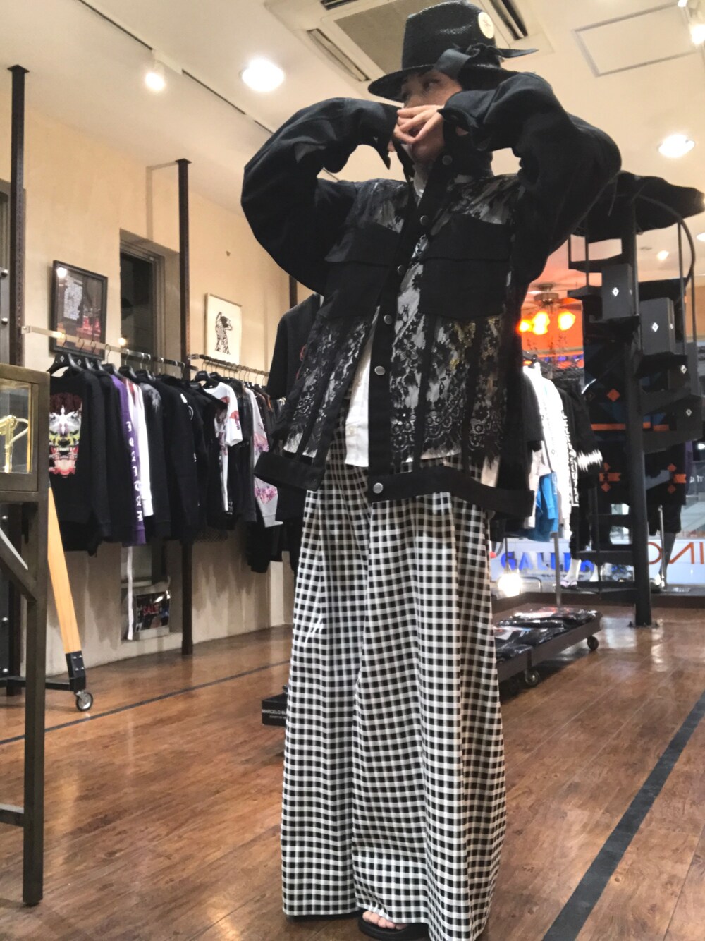 「RINGselectshop、http://ring-style.com、eachxother、MARCELO BURLON、PONYSTONE、春、オトナカジュアル、ワイドパンツ」｜「ponystoneの#ponystone  のアイテムは、希少価値とカッコよさで、売切れ続出！このジャケットも一点のみ！（デニムジャケット、ブラック系）」を使った、MizueTakahashiさん（レディース・165cm）の春コーディネートの1枚目の写真