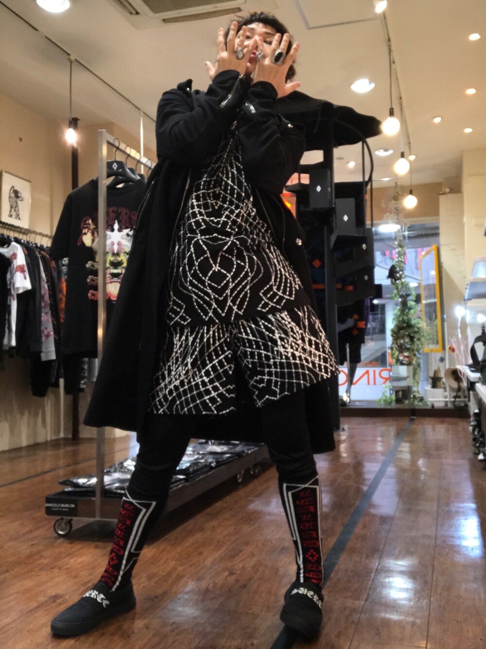 「RINGselectshop、MARCELO BURLON、GEM KINGDOM、スニーカー、大人カジュアル、指輪」｜「MARCELO BURLONのアイテム（Tシャツ/カットソー、ブラック系）」を使った、MizueTakahashiさん（レディース・165cm）の春コーディネートの1枚目の写真