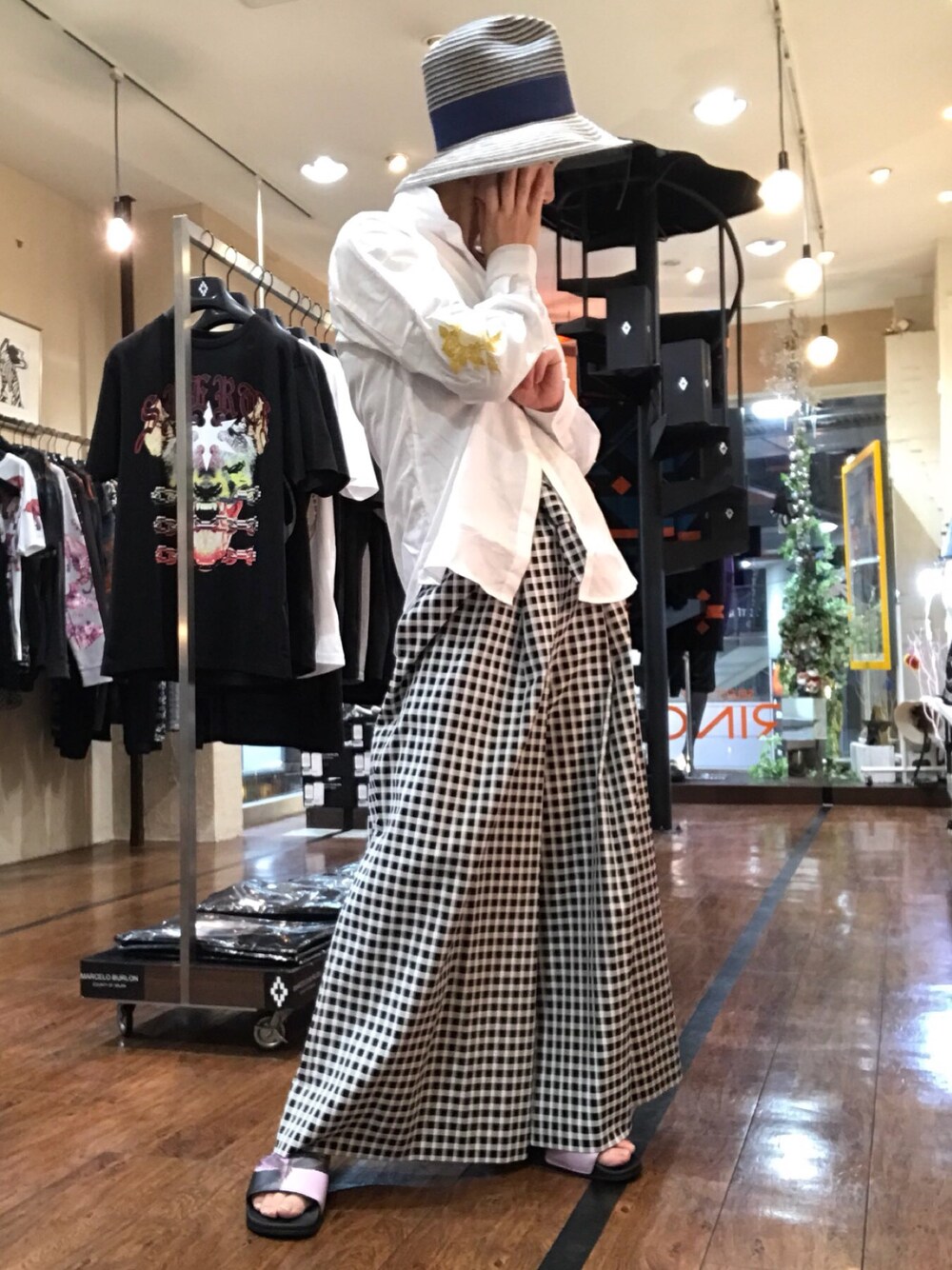 「RINGselectshop、EACH × OTHER、MARCELO BURLON、シンプル、ラフ、キレイめ、fashion、ワイドパンツ」｜「EACH×OTHERの美しいワイドパンツ（その他パンツ、ホワイト系）」を使った、MizueTakahashiさん（レディース・165cm）の春コーディネートの1枚目の写真
