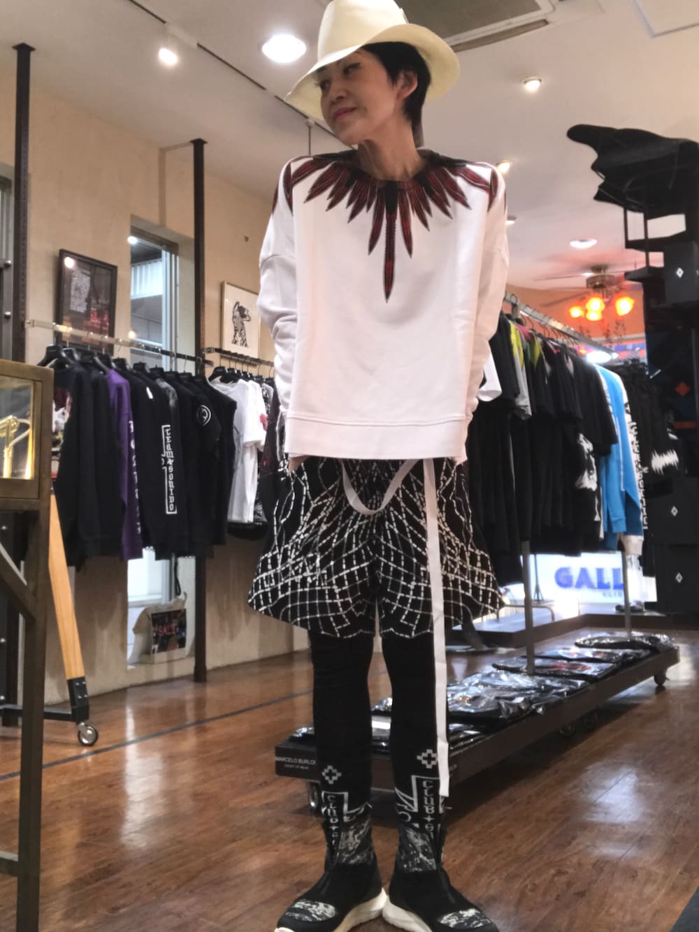 「RING selectshop、marceloburlon、Muhlbauer、春コーデ、大人カジュアル、白スウェット、羽根、ひもベルト」｜「MARCELO BURLONのアイテム（スウェット、ホワイト系）」を使った、MizueTakahashiさん（レディース・165cm）の春コーディネートの1枚目の写真