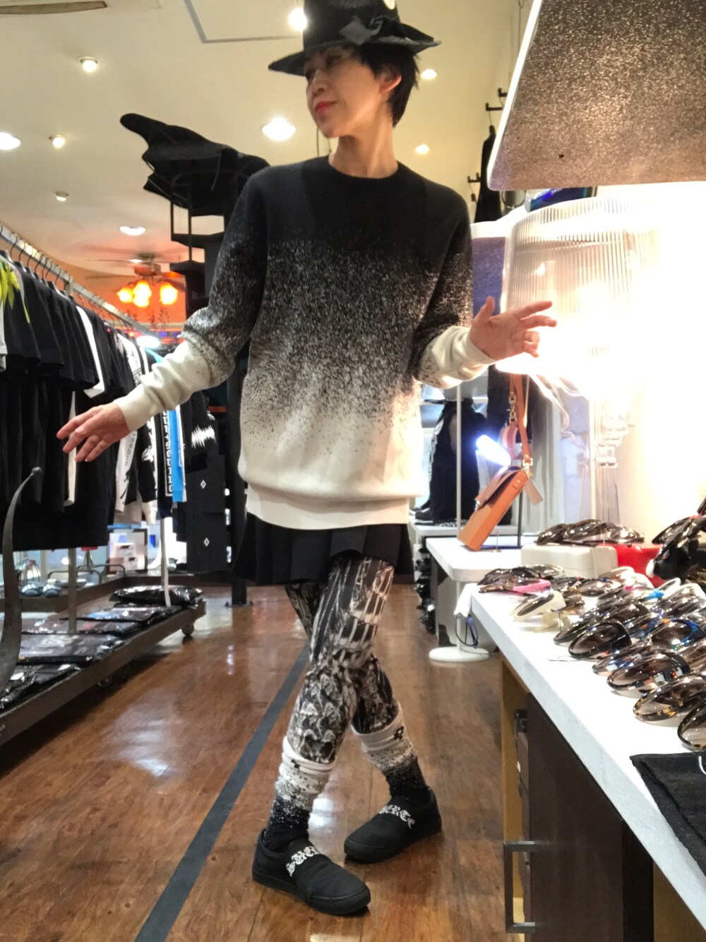 「RING selectshop、marceloburlon、MARCELO BURLON、カジュアル、休日スタイル、大人カジュアル」｜「MARCELO BURLONのアイテム（ニット/セーター、ブラック系）」を使った、MizueTakahashiさん（レディース・165cm）の春コーディネートの1枚目の写真