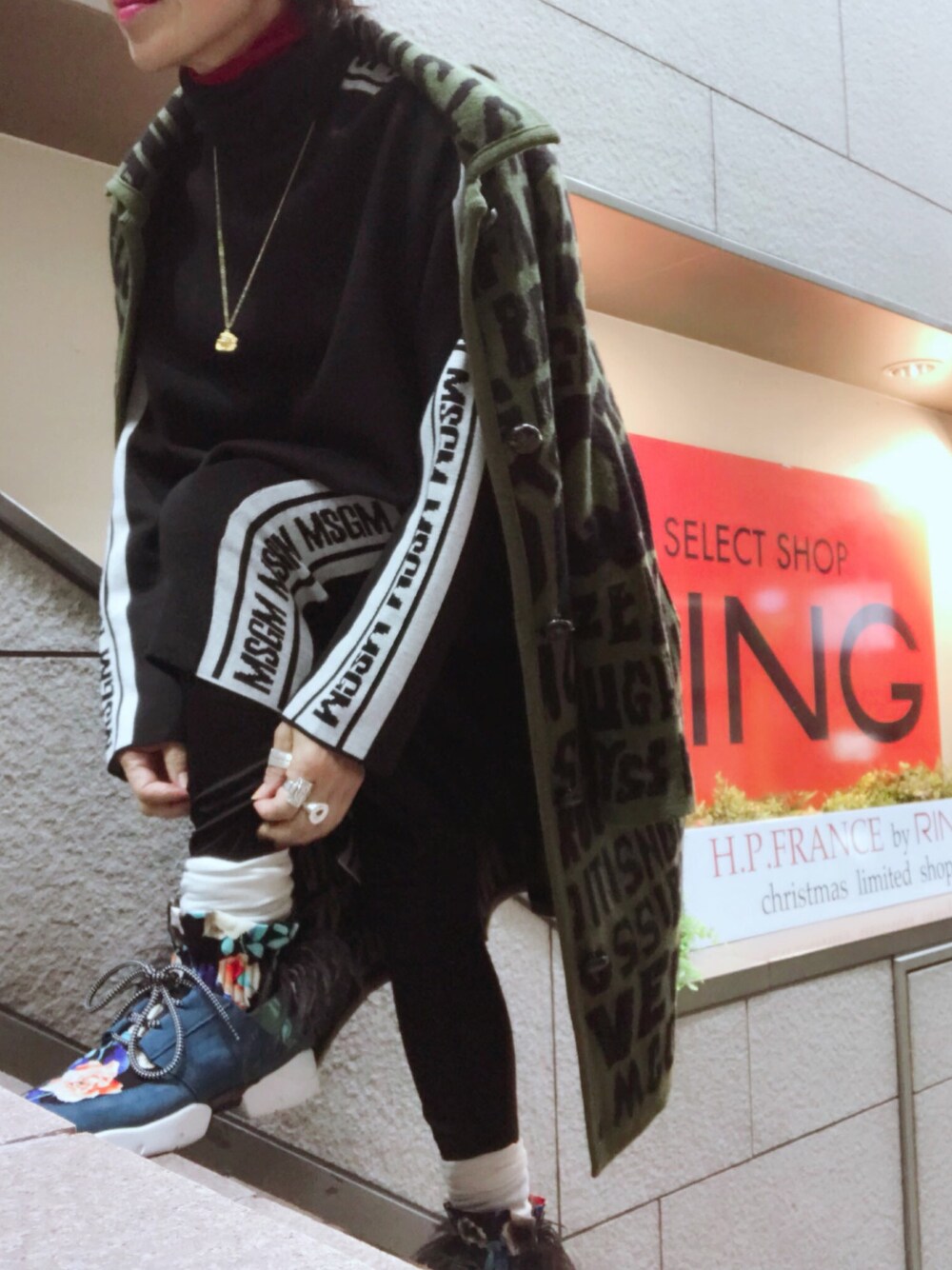 「MSGM、RINGselectshop、ring_selectshop、MSGMFW17、http://ring-style.com/、knit、black」｜「MSGMのアイテム（トップス、ブラック系）」を使った、MizueTakahashiさん（レディース・165cm）の秋コーディネートの1枚目の写真
