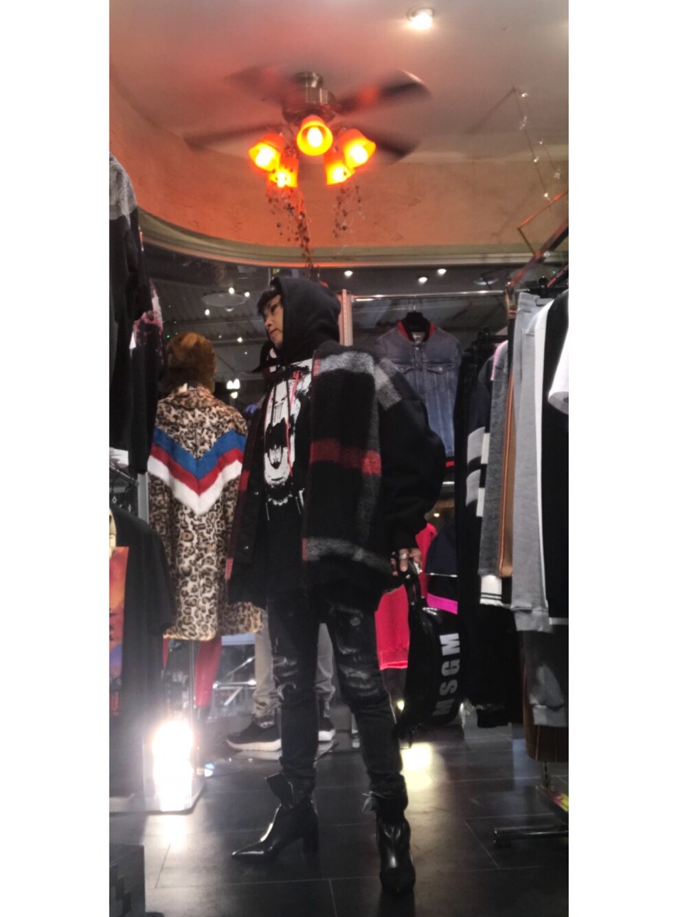 「マルセロバーロン、MARCELO BURLON、MSGM、RINGselectshop、パーカー、ブルゾン、ブーツ、デニムパンツ、ストリート、冬コーデ」｜「MARCELO BURLONのアイテム（ブルゾン、レッド系）」を使った、MizueTakahashiさん（レディース・165cm）の秋コーディネートの1枚目の写真