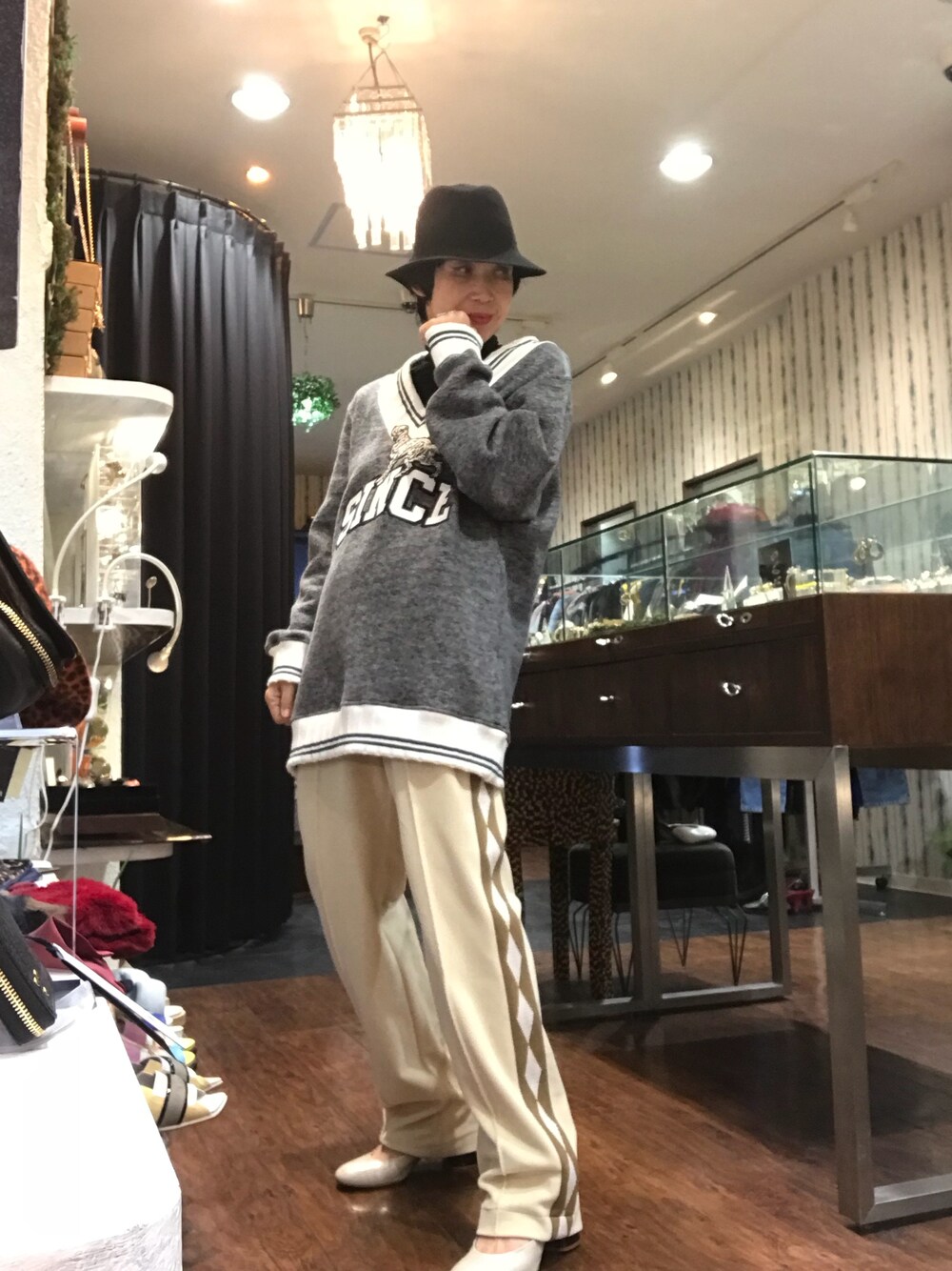 「MSGM、MSGMFW17、スゥエット、Muhlbauer、ハット、collection PRIVEE、パンプス、オトナカジュアル、トレンド」｜「MSGMのセーターに見えますが、スゥエットです。（スウェット、グレー系）」を使った、MizueTakahashiさん（レディース・165cm）の秋コーディネートの1枚目の写真