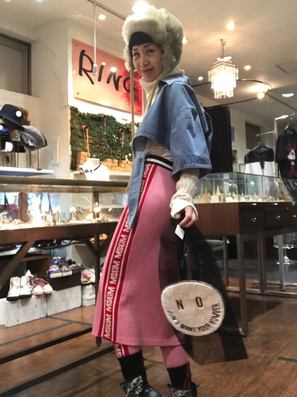 「ponystoneのアイテム（デニムジャケット、ブルー系）」を使った、MizueTakahashiさん（レディース・165cm）の冬コーディネートの1枚目の写真
