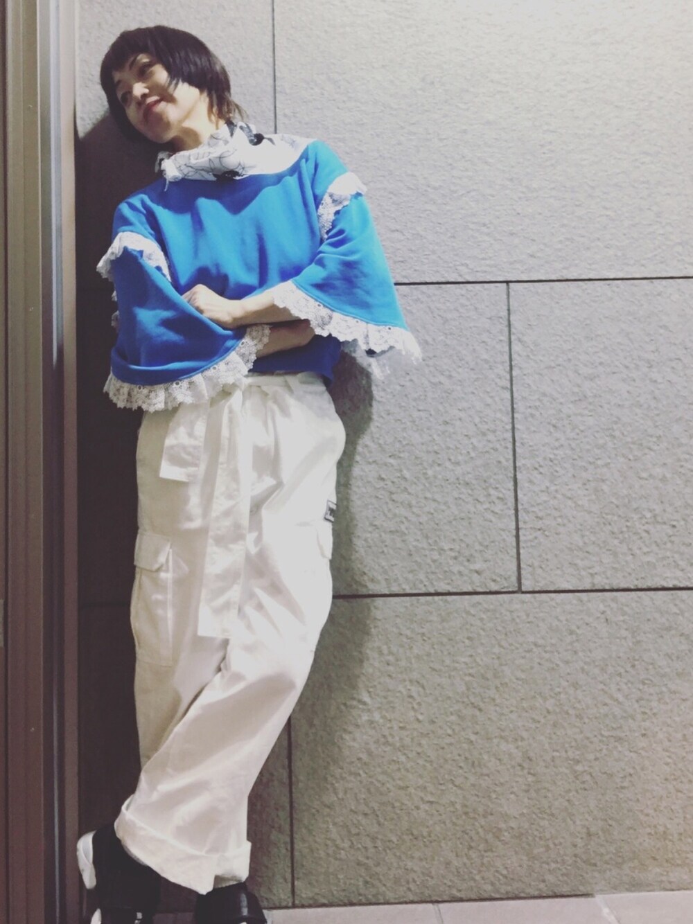「MSGM、PONYSTONE、RINGselectshop、大人カジュアル、ホワイト、ブルー」｜「ponystoneのアイテム（カーゴパンツ、ホワイト系）」を使った、MizueTakahashiさん（レディース・165cm）の春コーディネートの1枚目の写真