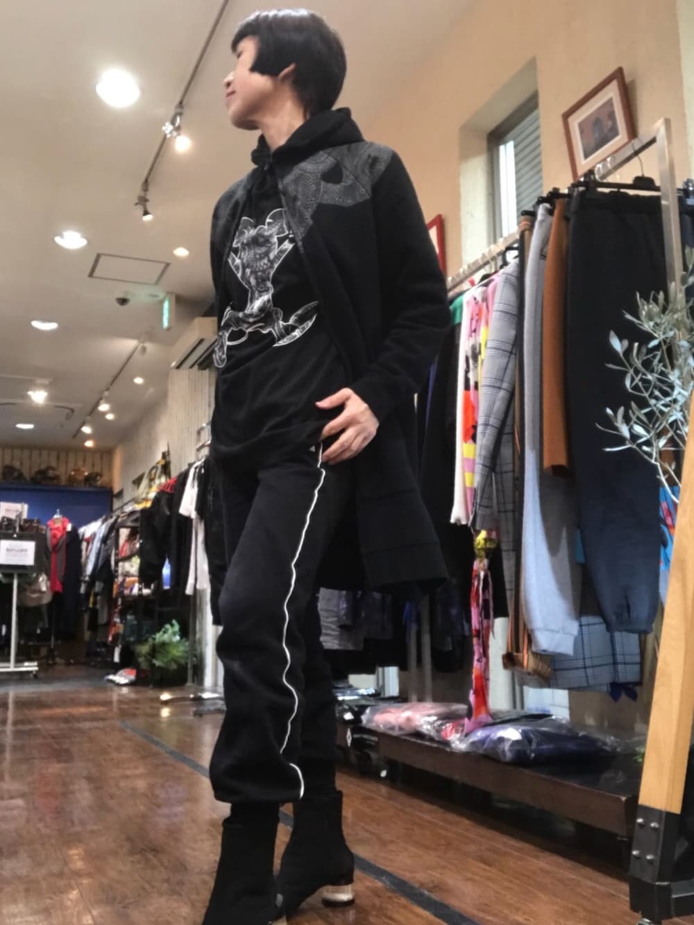 「MARCELO BURLON、ディズニー、ミッキーT」｜「MARCELO BURLONのアイテム（Tシャツ/カットソー、ブラック系）」を使った、MizueTakahashiさん（レディース・165cm）の春コーディネートの1枚目の写真