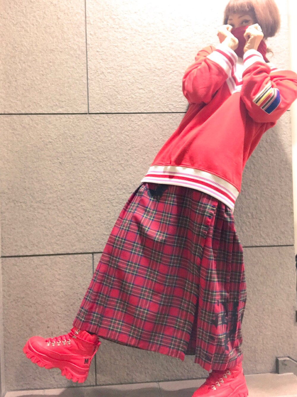 「EACH×OTHERのアイテム（スカート、レッド系）」を使った、MizueTakahashiさん（レディース・165cm）の秋コーディネートの1枚目の写真