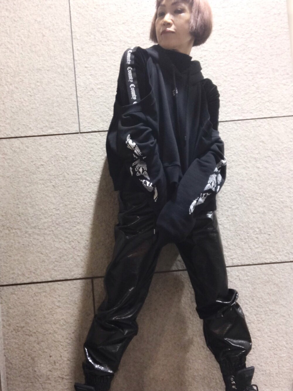 「MARCELO BURLONのアイテム（パーカー、ブラック系）」を使った、MizueTakahashiさん（レディース・165cm）の秋コーディネートの1枚目の写真