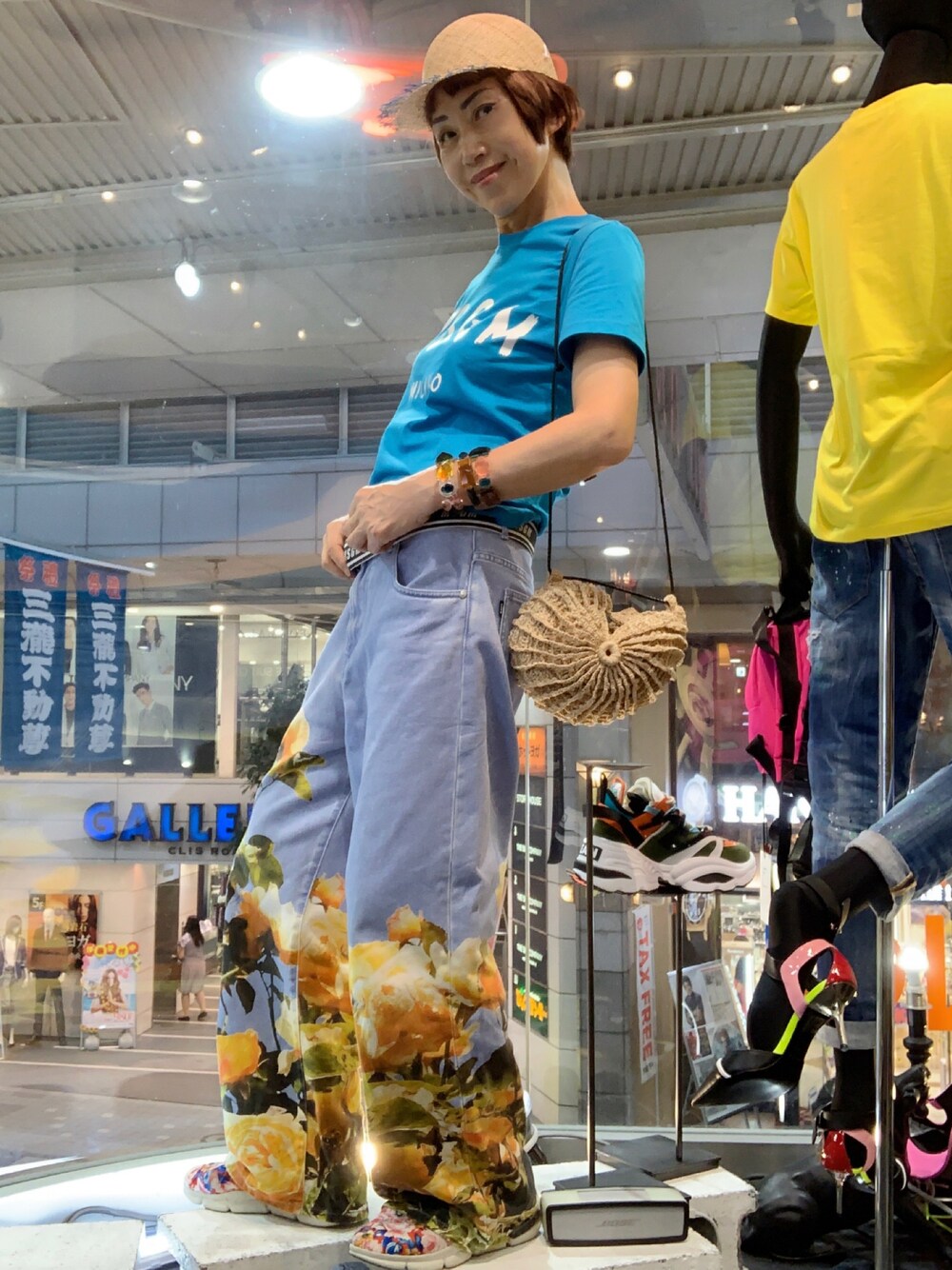 「RINGselectshop」｜「MSGMのアイテム（デニムパンツ、ブルー系）」を使った、MizueTakahashiさん（レディース・165cm）の夏コーディネートの1枚目の写真
