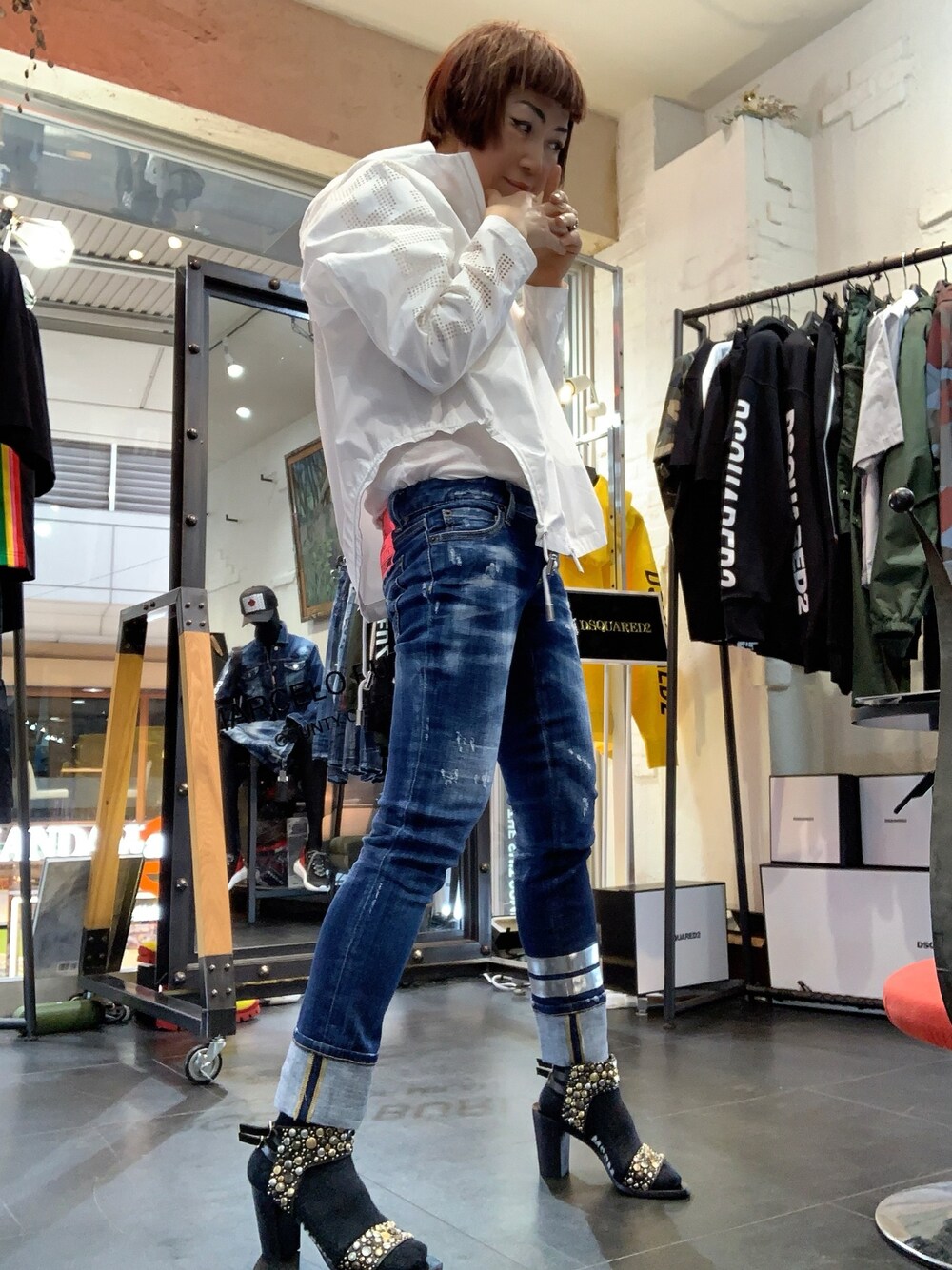 「カジュアル、オトナカジュアル、デニムスタイル」｜「DSQUARED2のアイテム（デニムパンツ、ブルー系）」を使った、MizueTakahashiさん（レディース・165cm）の春コーディネートの1枚目の写真