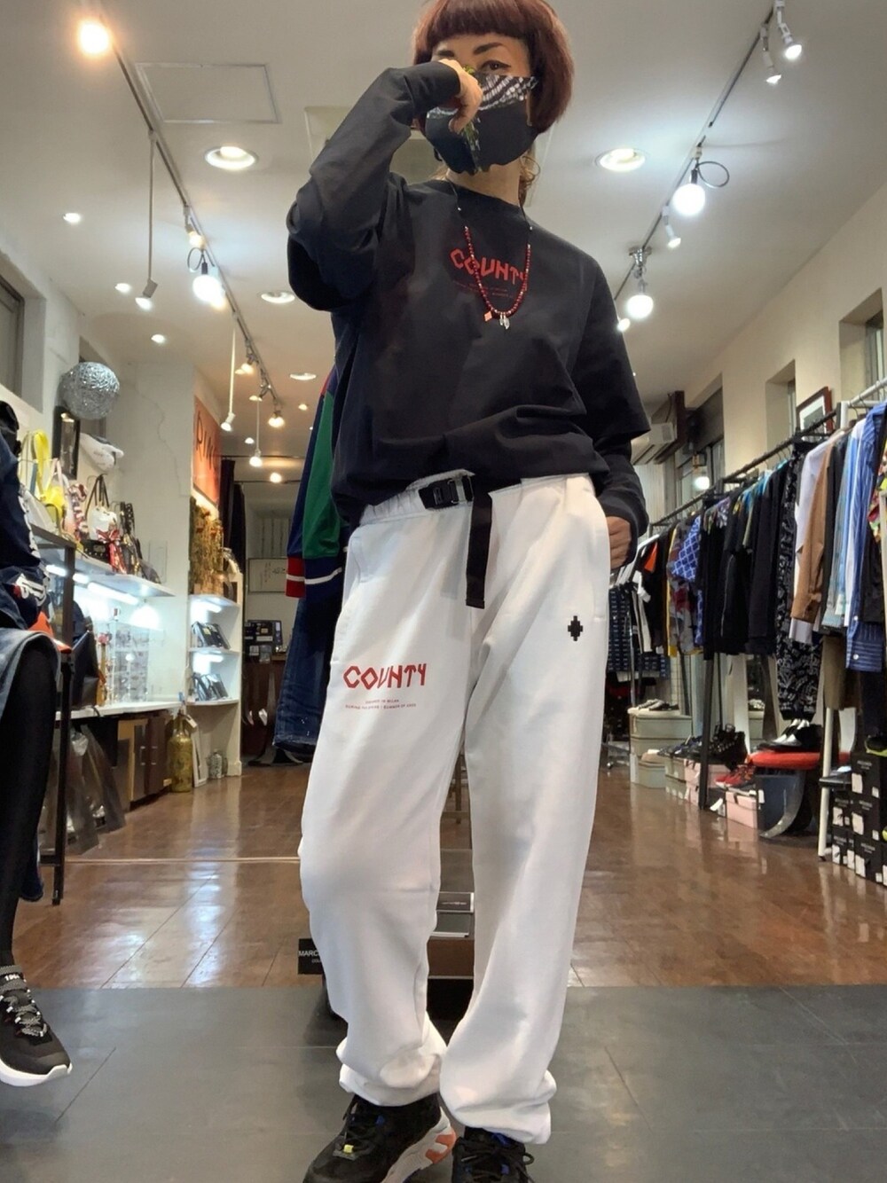 「MARCELO BURLON、マルセロバーロン、RINGselectshop 仙台、仙台、宮城、東北、ストリートファッション」｜「MARCELO BURLONのアイテム（スウェットパンツ、ホワイト系）」を使った、MizueTakahashiさん（レディース・165cm）の春コーディネートの1枚目の写真