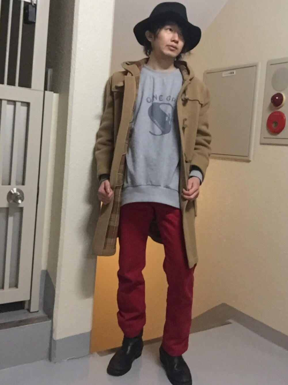 「秋冬コーデ、お洒落さんとつながりたい、スウェット、グレー、大人カジュアル、ダッフルコート、カラーパンツ、赤パンツ、ハット、大人ゆるカジュアル」｜「BOBSONのBOBSONカラーデニム赤（デニムパンツ、レッド系）」を使った、yu-shindoさん（メンズ・168cm）の冬コーディネートの1枚目の写真