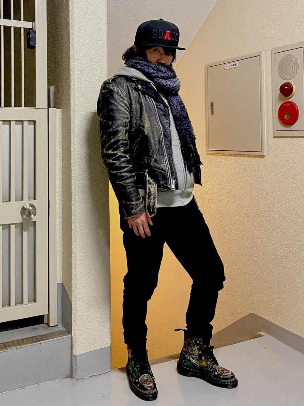 「ブラック、Dr.Martens、ブーツ、ビンテージ、ライダース、キャップ、いいね、save、フォローお願いします🤑、お洒落さんとつながりたい、SCHOTT、ワンスター」｜「GUのアイテム（チノパンツ、ブラック系）」を使った、yu-shindoさん（メンズ・168cm）の冬コーディネートの1枚目の写真