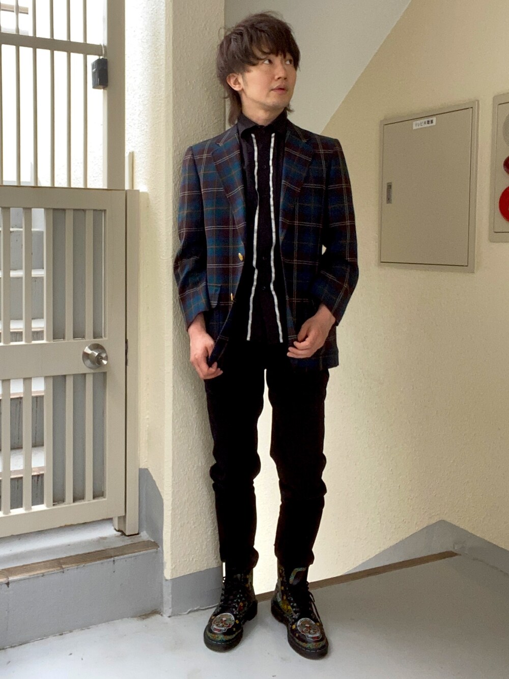 「キレイめ、ブラック、ブラックコーデ、自粛、シンプルコーデ、Dr.Martens、ジャケット」｜「Paul Smithのアイテム（シャツ/ブラウス、ブラック系）」を使った、yu-shindoさん（メンズ・168cm）の春コーディネートの1枚目の写真