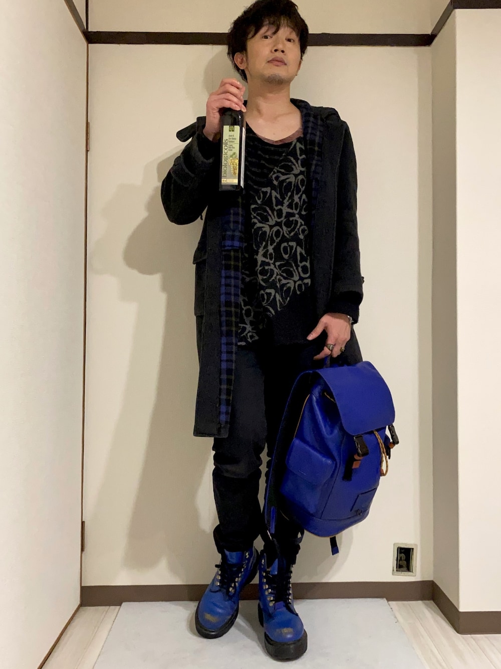 「ゆるコーデ、青、Dr.Martens、ブーツ、ダッフルコート、いいね、save、フォローお願いします🤑、おしゃれさんと繋がりたい、ブラック、COACH、vintage」｜「GADGET GROWのアイテム（ニット/セーター、ブラック系）」を使った、yu-shindoさん（メンズ・168cm）の冬コーディネートの1枚目の写真