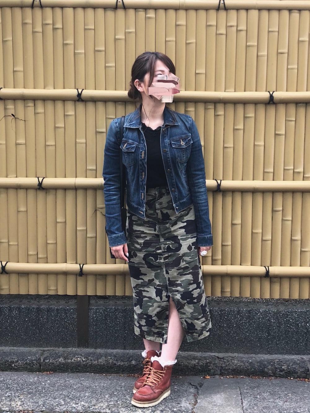 「迷彩柄、迷彩柄 スカート、デニムジャケット、ジージャン、大人カジュアル、春コーデ、オトナ女子、迷彩スカート、迷彩、burberry」｜「BURBERRYのアイテム（デニムジャケット、ブルー系）」を使った、はるかさん（レディース・156cm）の春コーディネートの1枚目の写真