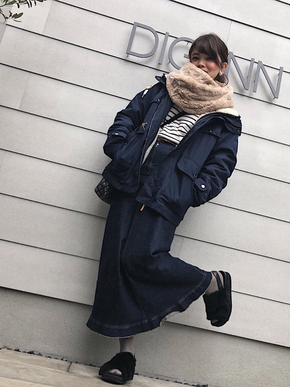 「デニムロングスカート、デニムスカート、ブルゾン、ジャケット、ファーサンダル、休日スタイル、ootd、プチプラコーデ、スカート、おしゃれさんと繋がりたい」｜「coenの【『GO OUT』10月号掲載】3WAYボアマウンテンパーカー（マウンテンパーカー、ブルー系）」を使った、はるかさん（レディース・155cm）の冬コーディネートの1枚目の写真