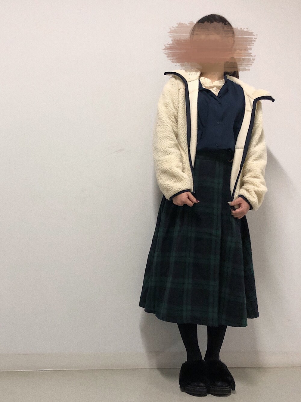 「チェックスカート、チェックロングスカート、ロングスカート、ブルゾン、プチプラ、ボアジャケット、ファーサンダル、黒タイツ、ボアブルゾン、大学生」｜「coenの【『GO OUT』10月号掲載】3WAYボアマウンテンパーカー（マウンテンパーカー、ブルー系）」を使った、はるかさん（レディース・155cm）の冬コーディネートの1枚目の写真