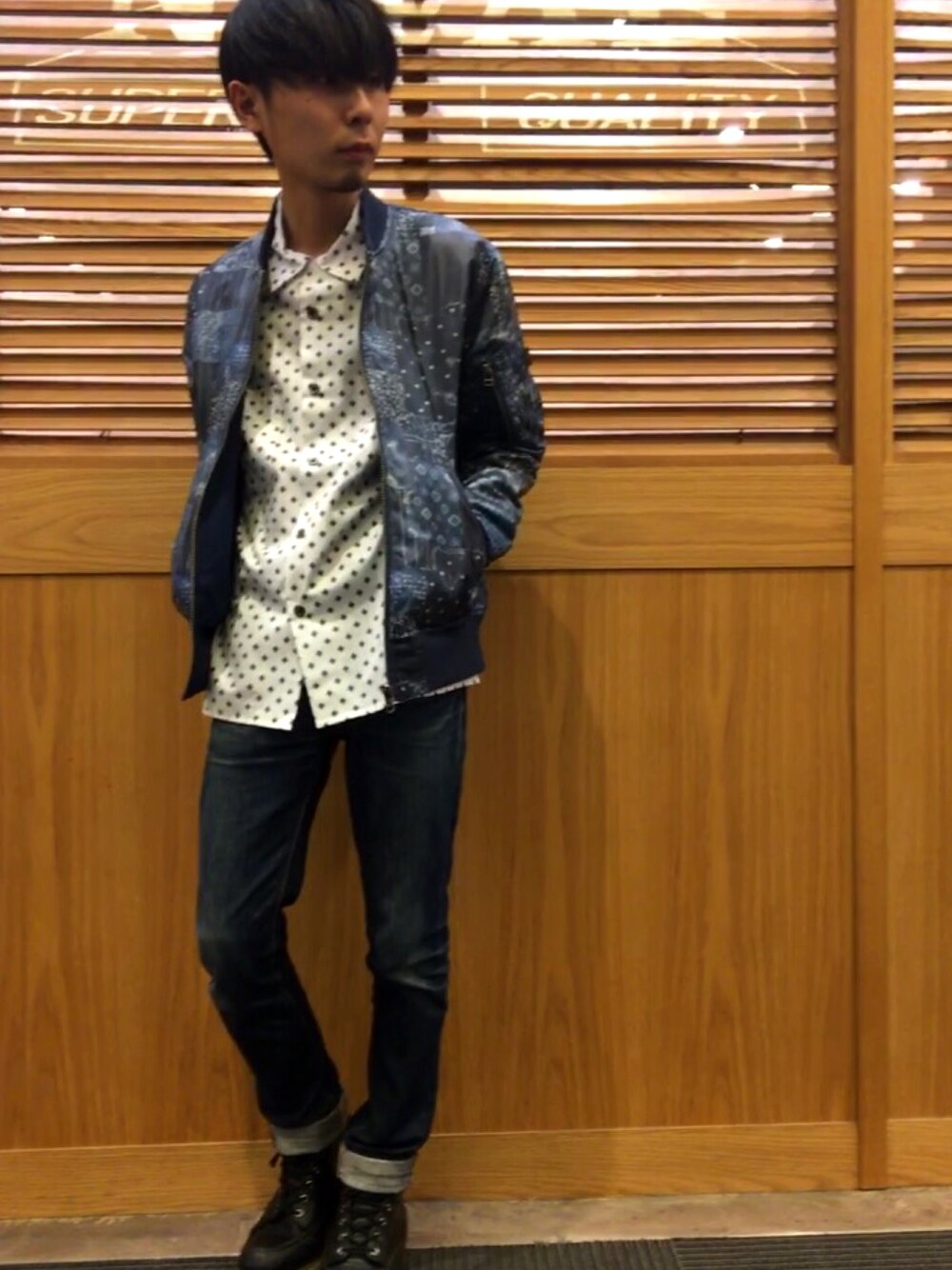 「デニムパンツ、streetstyle、ネイビー、MA-1、リバーシブル、バンダナ柄、はるコーデ、トレンド、BEN DAVIS、ミリタリー」｜「BEN DAVISのアイテム（ミリタリージャケット、ブルー系）」を使った、HIROさん（メンズ・165cm）の冬コーディネートの1枚目の写真