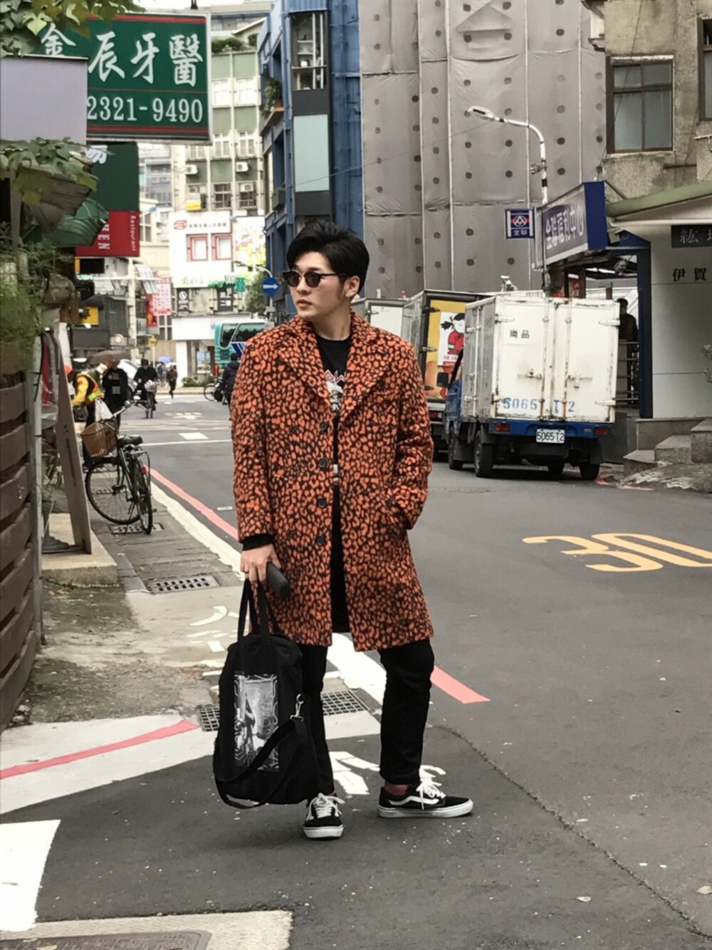 「タイワン」｜「MISBHVのアイテム（チェスターコート、オレンジ系）」を使った、tknrさん（メンズ・178cm）の夏コーディネートの1枚目の写真