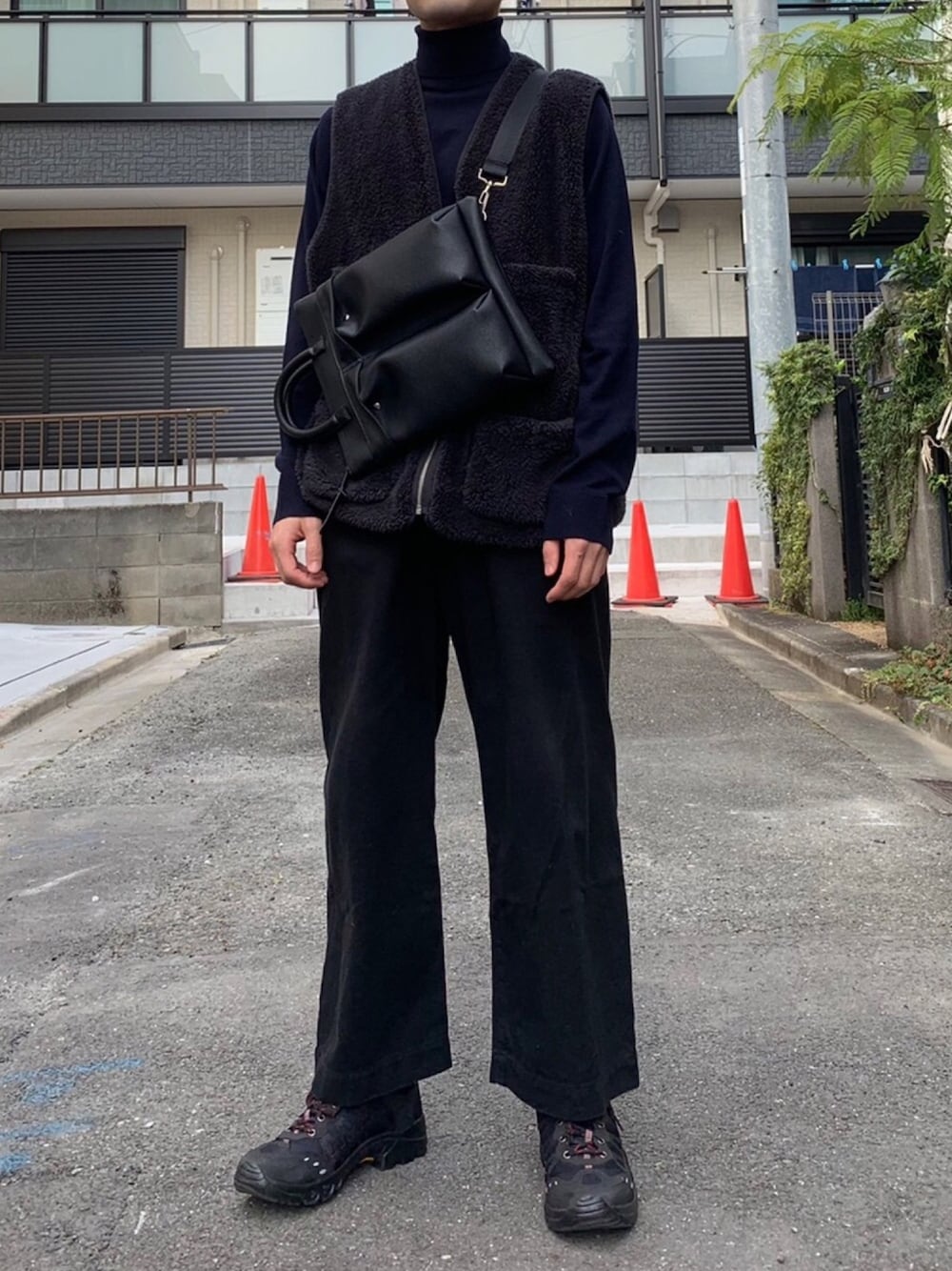 「レザーLOVEスナップ、ヘルメットバッグ、kaiko、+J、低身長コーデ、タートルネックニット、ネイビーコーデ、ショルダーバッグ、レザーバッグ、トートバッグ」｜「UNIQLOのアイテム（ニット/セーター、ブルー系）」を使った、まりふくさん（メンズ・164cm）の秋コーディネートの1枚目の写真