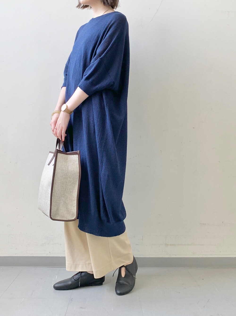「オトナ女子、ワイドパンツ、サマーニット、ニットワンピ、ニットワンピース、重ね着」｜「mizuiroindのmizuiro ind　crew neck half slv one-piece（ワンピース、ブルー系）」を使った、hollyさん（レディース・160cm）の夏コーディネートの1枚目の写真