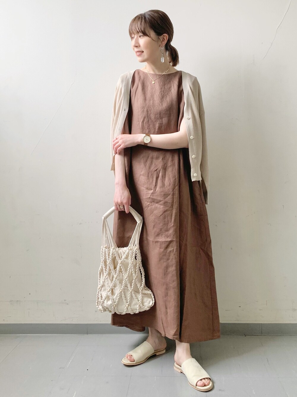 「大人カジュアル、シンプル、サンダル、ママコーデ、ブラウン、ワンピース、リネン、アーバンリサーチドアーズ、URBAN RESEARCH DOORS、カーディガン」｜「URBAN RESEARCH DOORSのリネンノースリーブワンピース（ワンピース、ブラウン系）」を使った、hollyさん（レディース・160cm）の春コーディネートの1枚目の写真