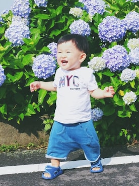 「TOMMY HILFIGER（トミーヒルフィガー）のNYアップリケショートスリーブTシャツ（T Shirts、ホワイト系）」を使った、hayasuke04さん（キッズ・90cm）の秋コーディネート