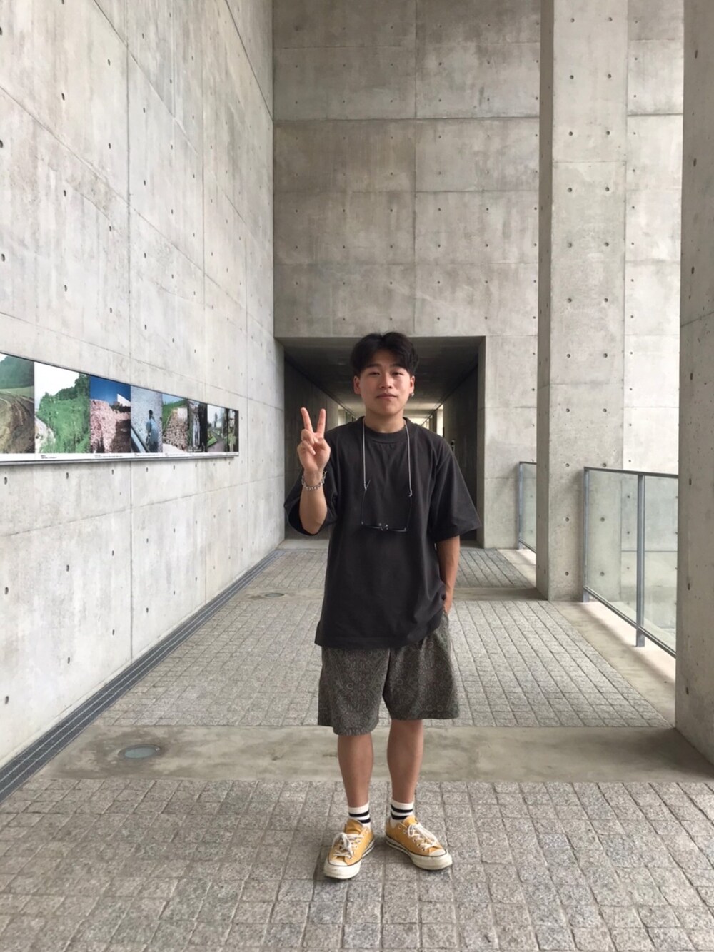 「MARGARET HOWELLのアイテム（Tシャツ/カットソー、ブラック系）」を使った、美茄子さん（メンズ・160cm）の秋コーディネートの1枚目の写真