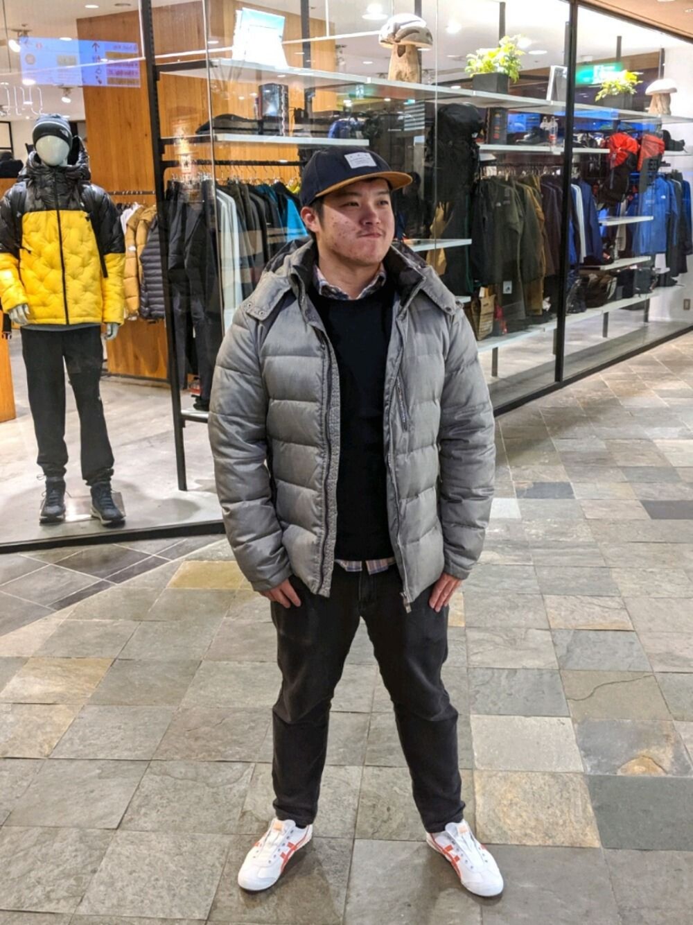 「キャナルシティー博多」｜「UNIQLOのアイテム（パンツ、ブラック系）」を使った、Matthew Liuさん（メンズ・168cm）の冬コーディネートの1枚目の写真