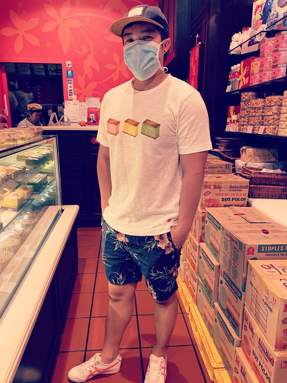 「シンガポール、旧正月」｜「UNIQLOのOMOTENASHI UT 文明堂（グラフィックTシャツ・半袖）（Tシャツ/カットソー、ホワイト系）」を使った、Matthew Liuさん（メンズ・170cm）の冬コーディネートの1枚目の写真
