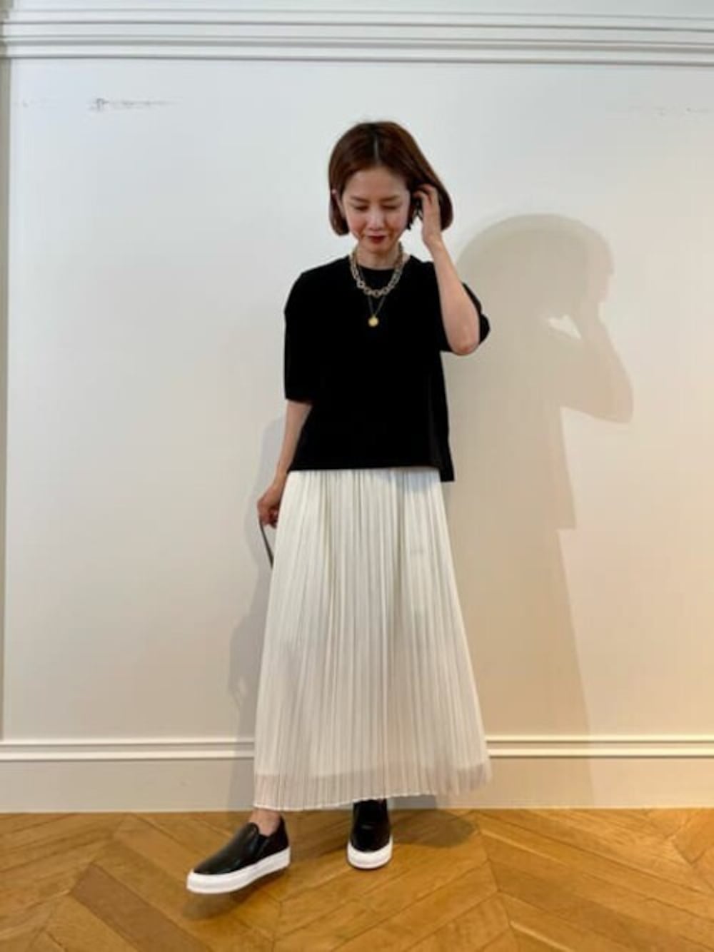 「スリッポン、プリーツスカート、モノトーンコーデ、MOHI、allureville、アクセサリー重ね付け、アルアバイル(allureville)、アルアバイル、marco masi、クロコショルダーバック」｜「allurevilleのミニ裏毛袖タックプルオーバー（Tシャツ/カットソー、ブラック系）」を使った、tanakaさん（レディース・159cm）の夏コーディネートの1枚目の写真