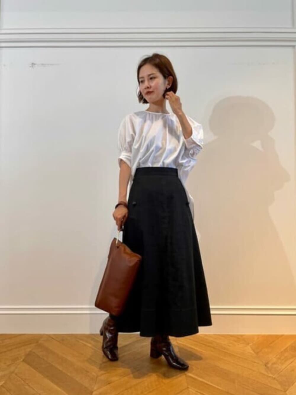 「ショートブーツ、スカートスタイル、モノトーンコーデ、秋コーデ、allureville、スカートコーデ、アルアバイル、パフスリーブブラウス、秋トレンド2021、ボリュームスリーブ」｜「allurevilleのギャザーパフステップヘムブラウス（シャツ/ブラウス、ホワイト系）」を使った、tanakaさん（レディース・159cm）の夏コーディネートの1枚目の写真