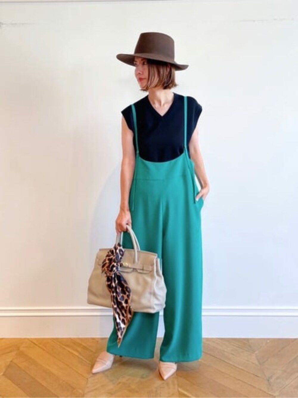 「ハット、秋服、サロペットコーデ、サロペットパンツ、グリーンパンツ、allureville、アルアバイル、Paolanutti」｜「allurevilleの《洗える》サロペットワイドパンツ（その他パンツ、グリーン系）」を使った、tanakaさん（レディース・159cm）の秋コーディネートの1枚目の写真