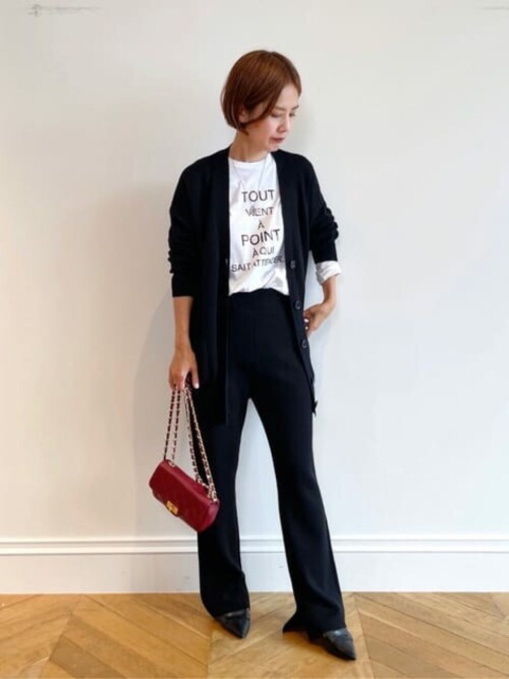 「プリントTシャツ、ニットパンツ、チェーンバッグ、フレアパンツ、モノトーンコーデ、ポインテッドパンプス、allureville、ブラックニット、ニットアップ、アルアバイル」｜「allurevilleのLANAスムースボクシーVカーディガン（カーディガン/ボレロ、ブラック系）」を使った、tanakaさん（レディース・159cm）の冬コーディネートの1枚目の写真