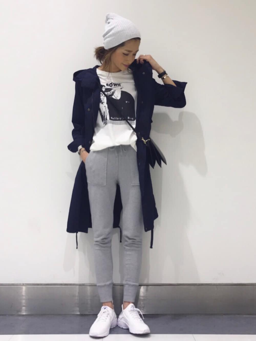 「春、casual、シンプル、ラクチンコーデ、プチプラ、着回しコーデ、ママコーデ」｜「via jのvia j(ヴィアジェイ)  "BOWI"ロゴTシャツ（Tシャツ/カットソー、ホワイト系）」を使った、kayoさん（レディース・164cm）の春コーディネートの1枚目の写真