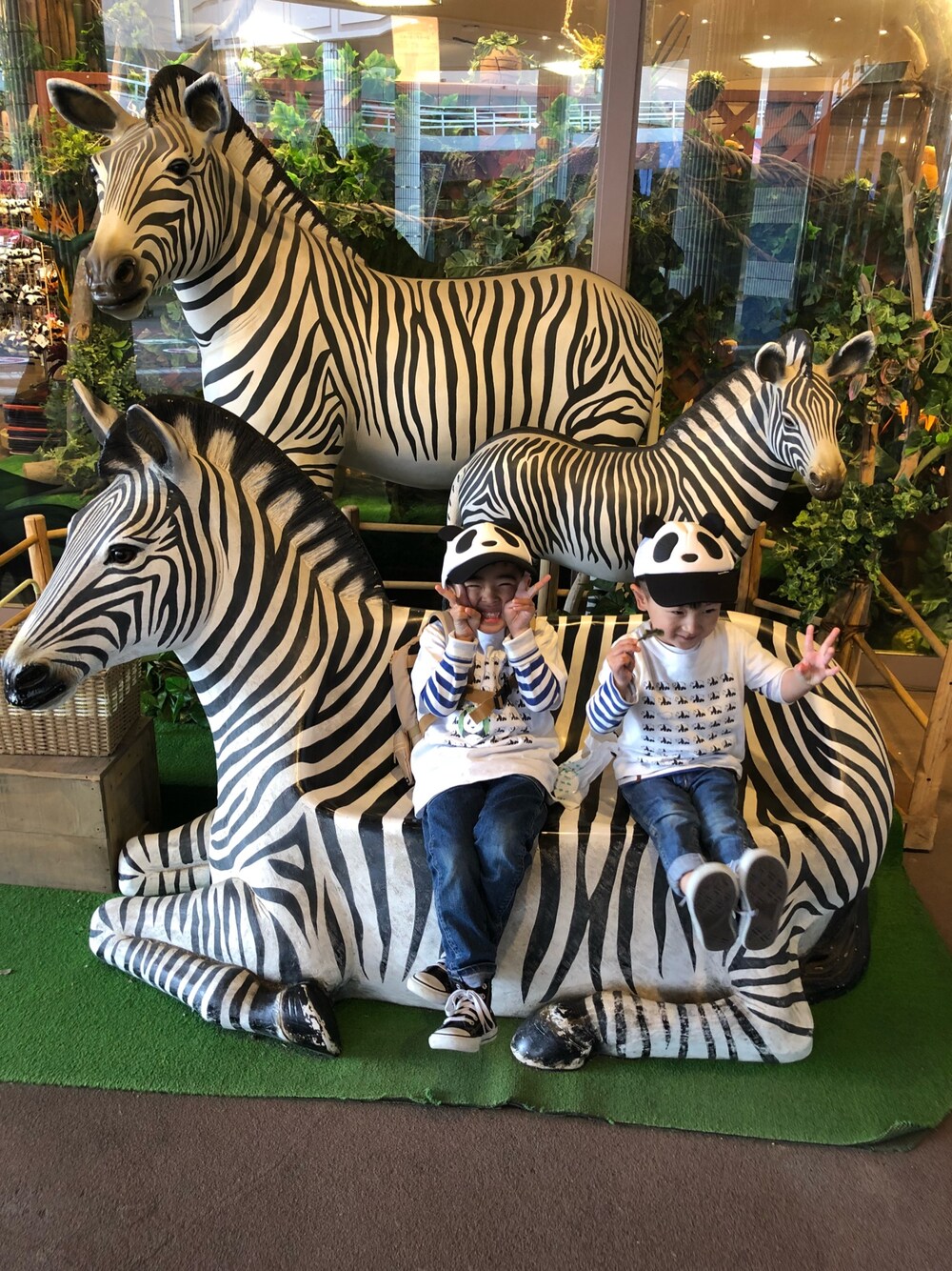 「キッズファッション、男の子、男の子コーデ、アドベンチャーワールド、おそろいコーデ、男の子兄弟」｜「WASKのアイテム（デニムパンツ、ブルー系）」を使った、ともはるさん（キッズ・110cm）の春コーディネートの1枚目の写真