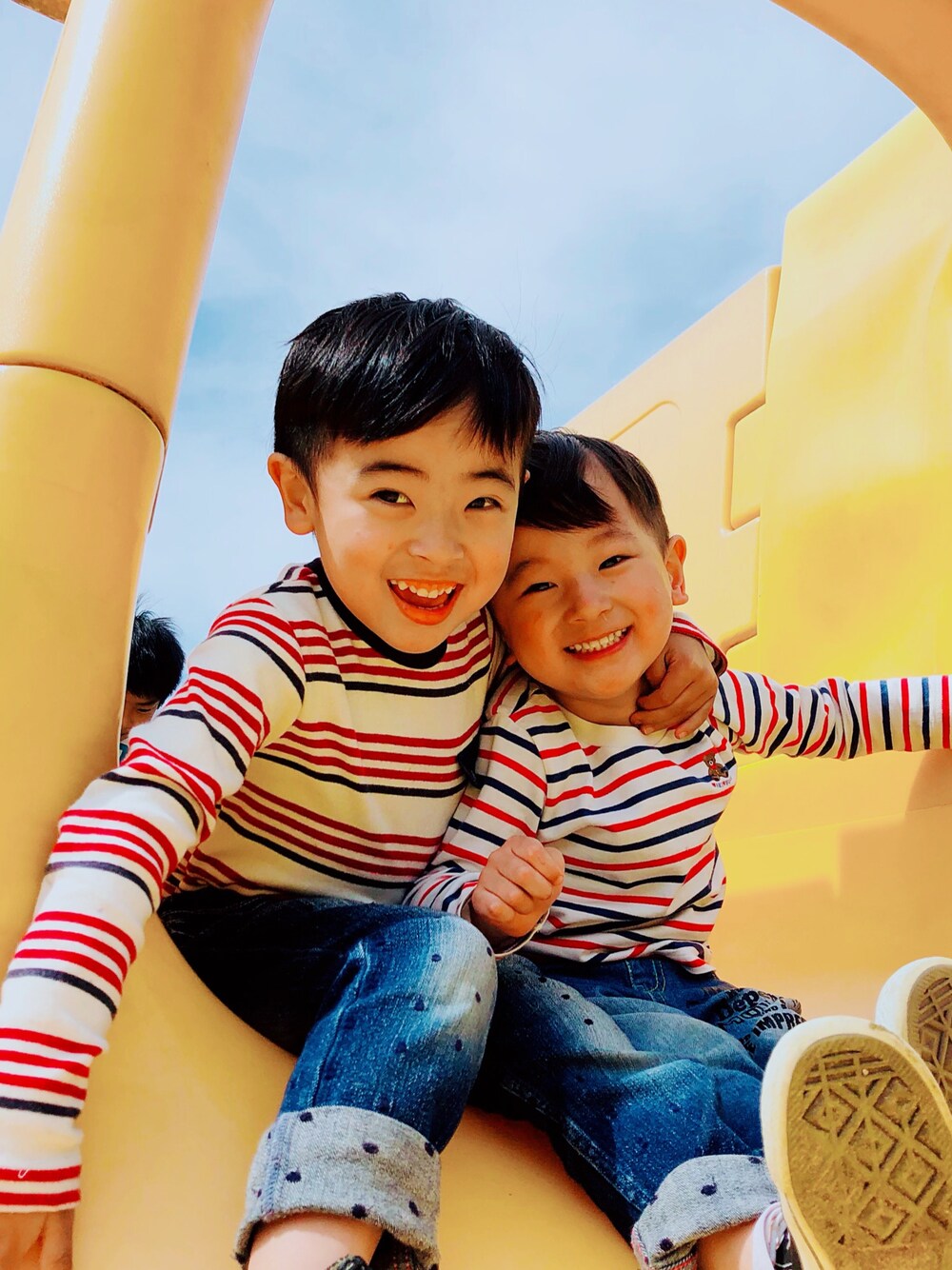 「キッズファッション、おとこのこ、ＧＷ、プチプラコーデ、ボーダー、公園、男の子、おそろいコーデ、ボーダートップス、兄弟コーデ」｜「BREEZEのアイテム（デニムパンツ、ブルー系）」を使った、ともはるさん（キッズ・110cm）の春コーディネートの1枚目の写真