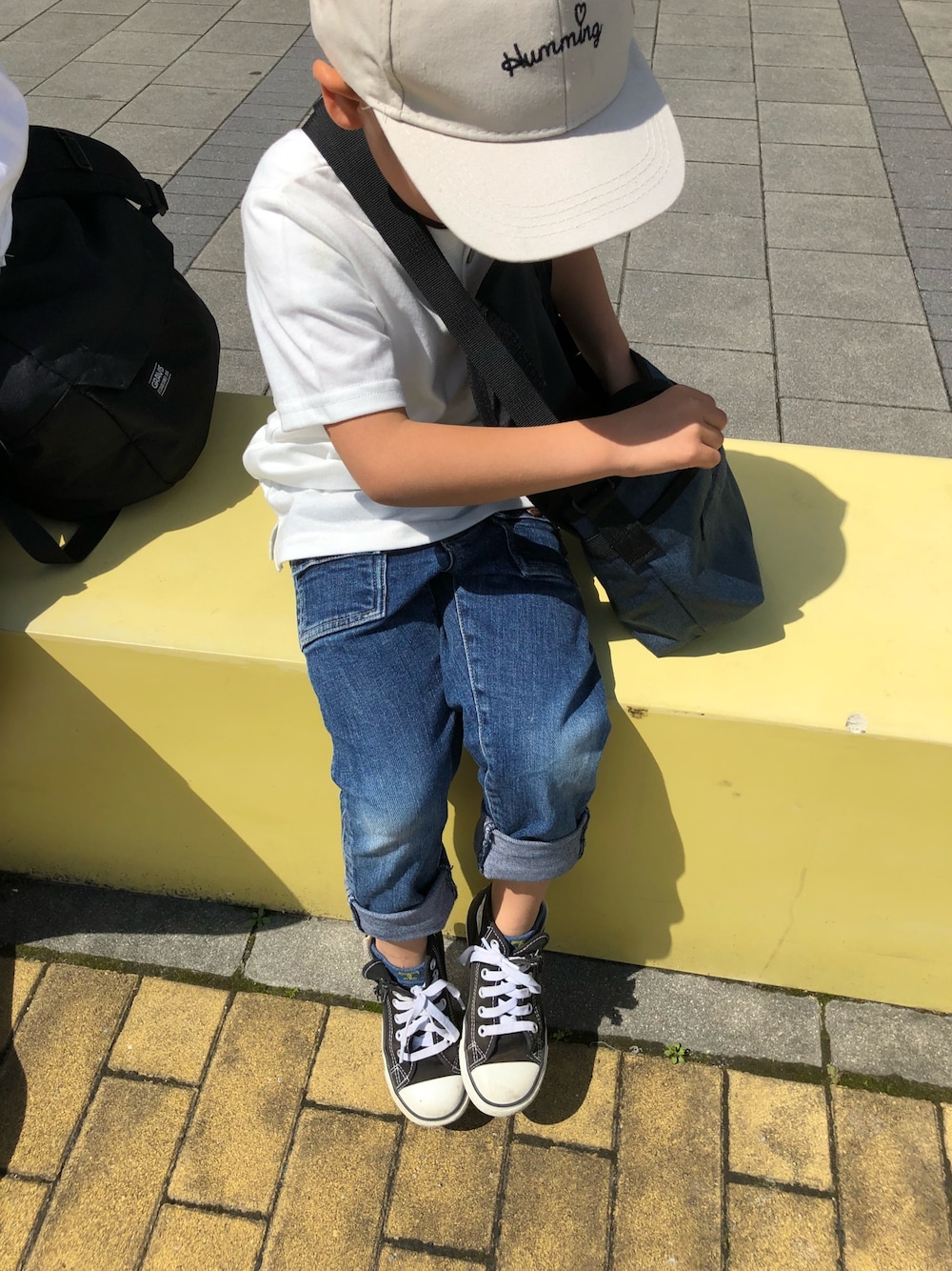 「Tシャツ、男の子、カジュアルコーデ、カジュアル、キャップ、シンプル、kids、アディダス、イーストボーイ、プチプラ」｜「CONVERSEのconverse(コンバース) CHILD ALL STAR N Z HI(チャイルドオールスターNZHI)（スニーカー、ブラック系）」を使った、ともはるさん（キッズ・110cm）の春コーディネートの1枚目の写真