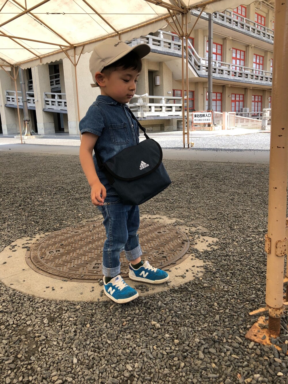 「おとこのこ、デニムオンデニム、デニム、プチプラ、おそろいコーデ、きょうだい、キッズコーデ、カジュアルコーデ、男の子コーデ、夏」｜「3coinsのアイテム（キャップ、ベージュ系）」を使った、ともはるさん（キッズ・110cm）の夏コーディネートの1枚目の写真
