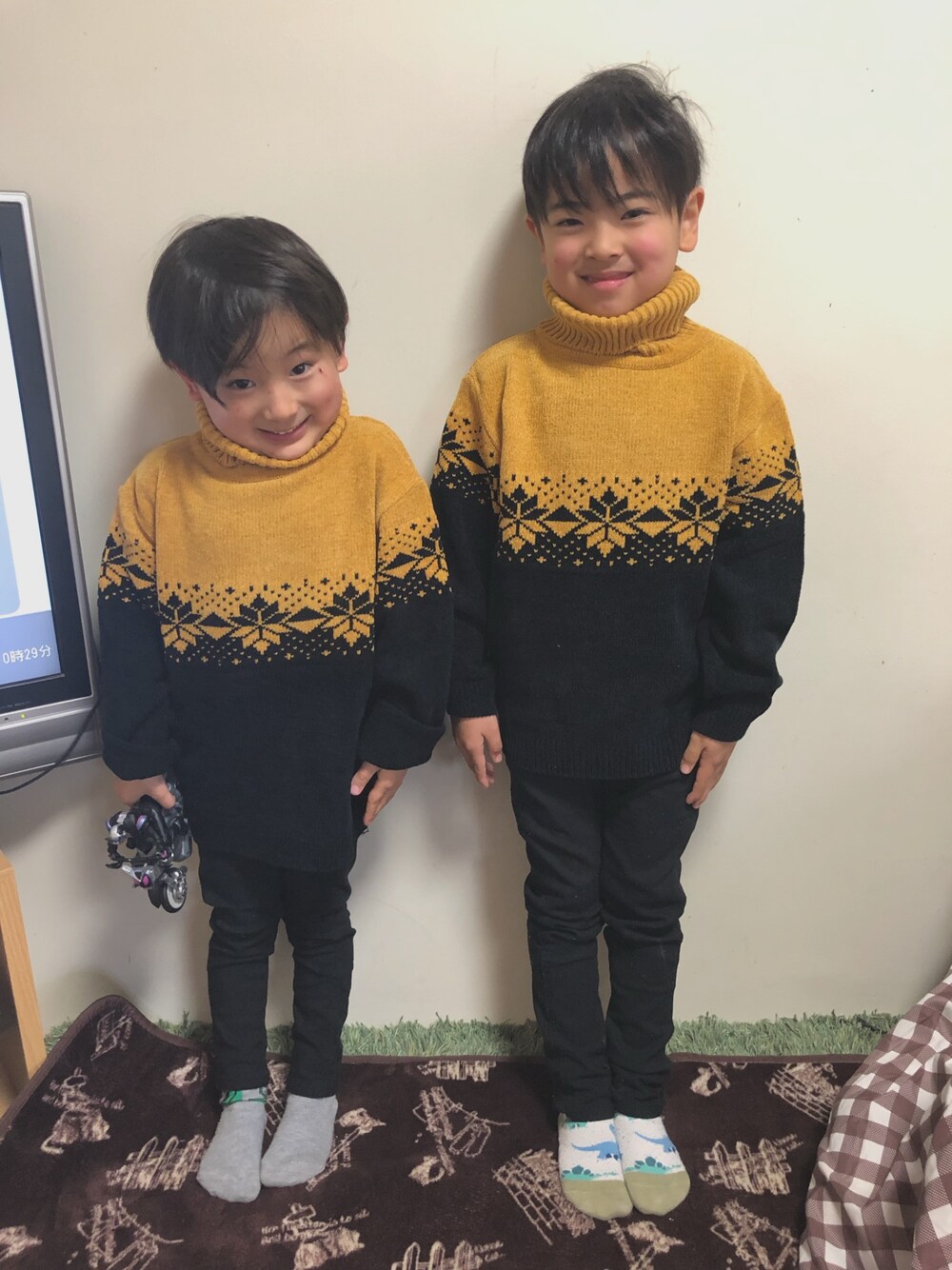 「キッズコーデ、昭和レトロ、おそろいコーデ、ニット、おしゃれさんと繋がりたい、兄弟コーディネート、靴は履けませんでした、むすこーで」｜「韓国購入のアイテム（ニット/セーター、イエロー系）」を使った、ともはるさん（キッズ・110cm）の冬コーディネートの1枚目の写真